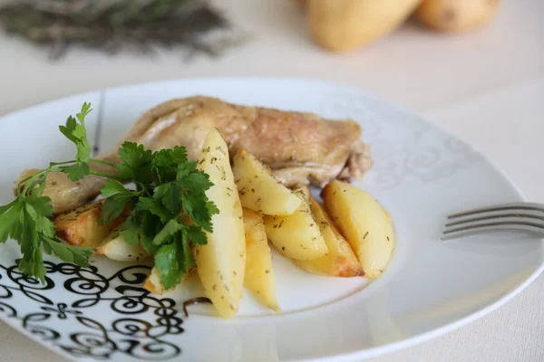 Запеченный картофель с курицей и петрушкой — стоковое фото
