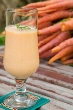 bir bardak havuç smoothie