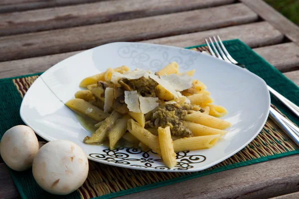 Pasta met gestoofde paddestoelen — Stockfoto