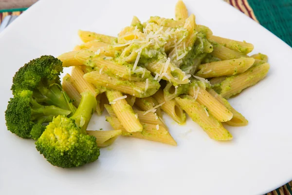 Pasta con brócoli, aceite de oliva y parmesano — Foto de Stock