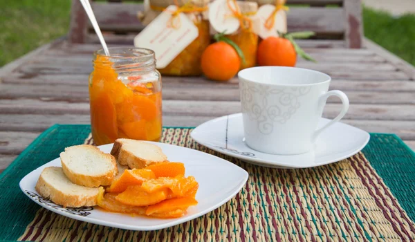 Marmelade de mandarine et une tasse de lait chaud — Photo