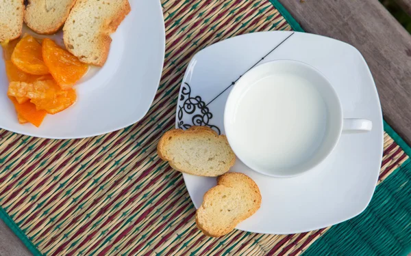 Lait chaud dans la tasse blanche — Photo