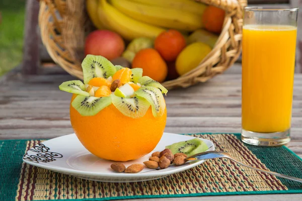 Obstsalat in der Orangenhaut — Stockfoto