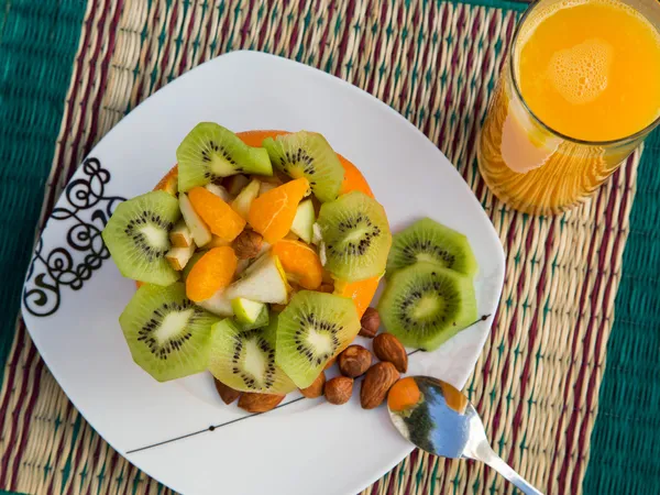 Portakal skin.top görünümünde egzotik meyve salatası — Stok fotoğraf