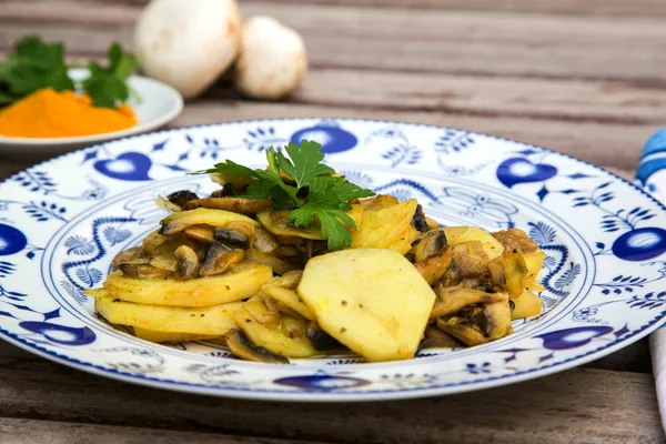 Bakad potatis med svamp och gurkmeja — Stockfoto