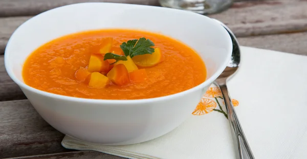 Een plaat van wortel soep met verse pasley — Stockfoto