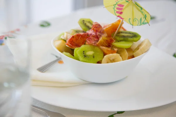 Un piatto bianco di macedonia di frutta — Foto Stock