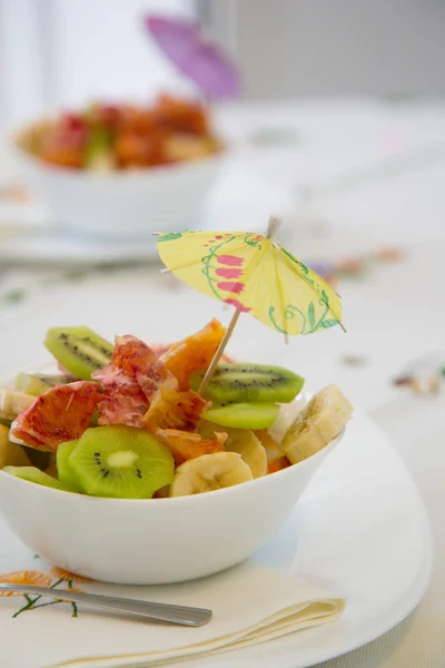 En vit tallrik med fruktsallad — Stockfoto