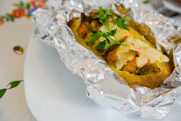 Baked potato with vegetables,chicken filet,fresh parsley and che — Stock Photo, Image