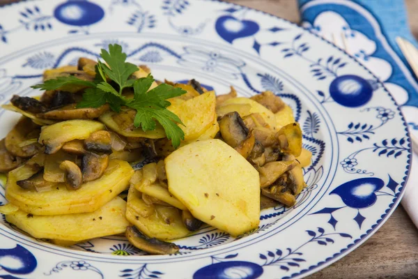 Batatas assadas com cogumelos e curcuma — Fotografia de Stock