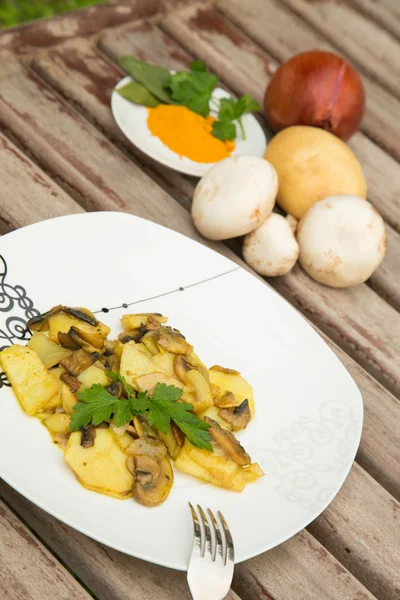 Запеченный картофель с грибами и куркумой — стоковое фото