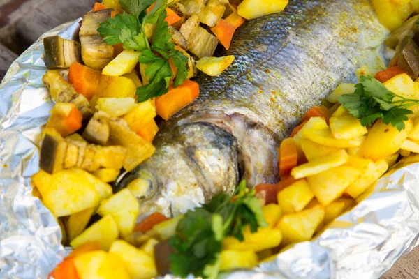 Lubina al horno con verduras y curcuma — Foto de Stock