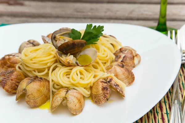 Espaguetis con reposapiés y aceite de oliva — Foto de Stock