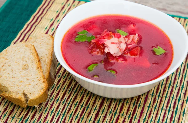 bir tabak kırmızı Rus çorbası - borsch