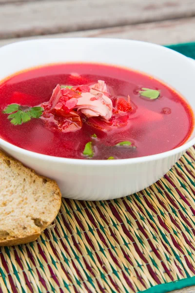 Een plaat van Russische rode soep - borsch — Stockfoto