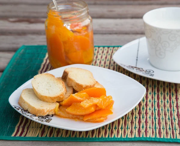Marmelade de mandarine maison sur la petite assiette à dessert carrée — Photo