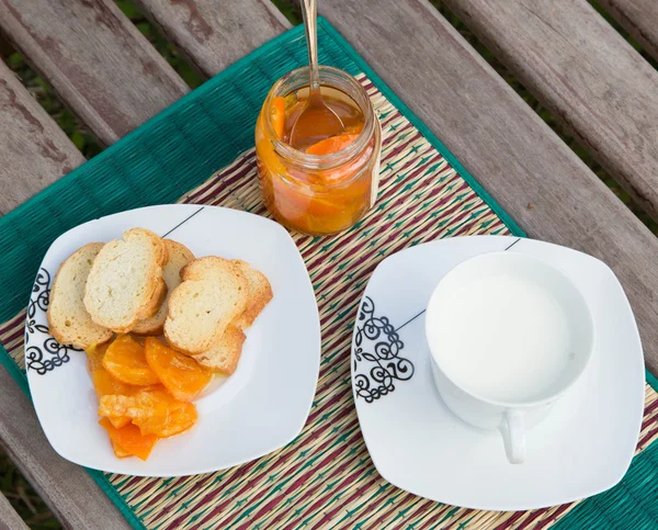 Marmelade de mandarine maison sur la petite assiette à dessert carrée — Photo