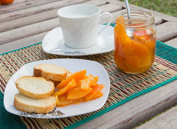 Marmelade de mandarine maison sur la petite assiette à dessert carrée — Photo