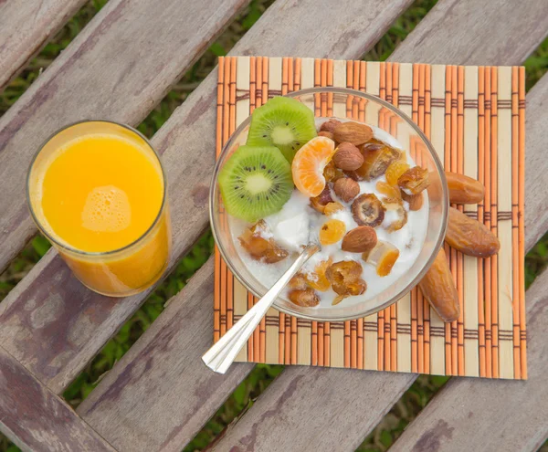 Postre saludable y un vaso de jugo de naranja —  Fotos de Stock