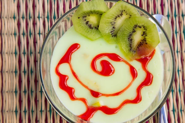 Kiwi pudding dessert — Stockfoto