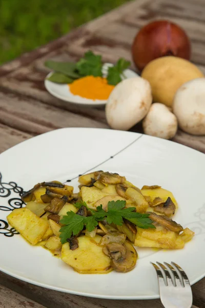 Bratkartoffeln mit Pilzen und Petersilie auf dem weißen Teller. — Stockfoto