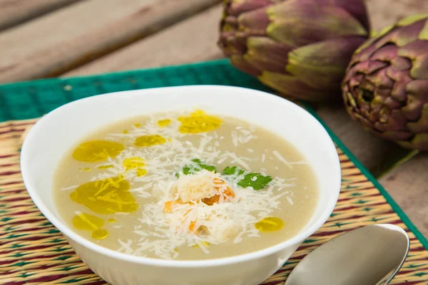 Um prato de sopa de creme de alcachofra — Fotografia de Stock