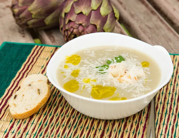 Um prato de sopa de creme de alcachofra — Fotografia de Stock