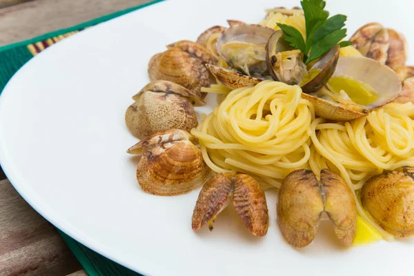 Spaghetti met razorshells en olijfolie — Stockfoto