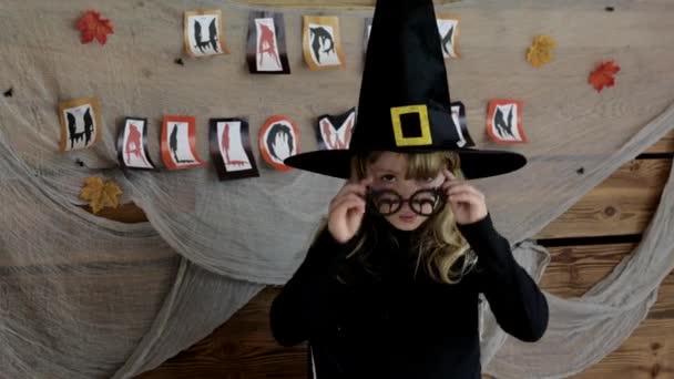 Fratello Sorella Stanno Spaventando Gli Altri Tempo Halloween — Video Stock