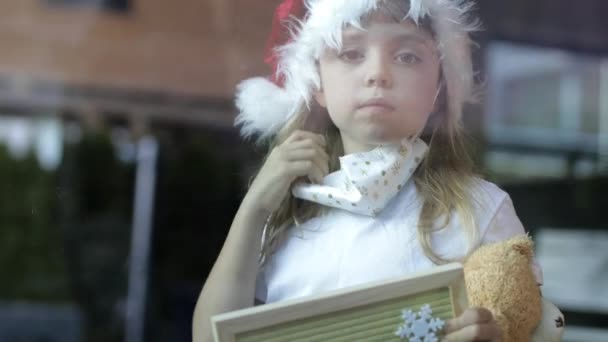 Niña Años Con Sombrero Santa Claus Con Tablero Letras Donde — Vídeo de stock