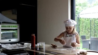 Küçük kız evde pizza için para kazanıyor.