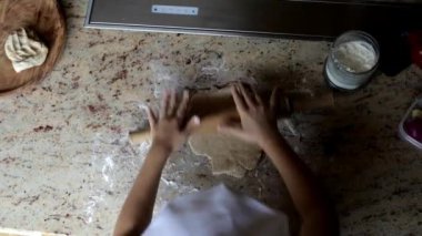 Küçük kız evde pizza için para kazanıyor.