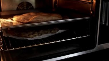 Ev mutfağında mikrodalga fırında pişmiş pizza.