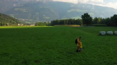 Annesinin doğada kızına sarılışının havadan görüntüsü.