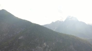 Hırvatistan 'da Dolomitler' in dağları görülüyor