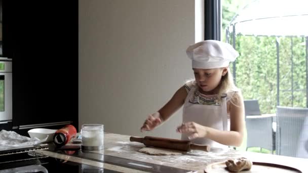 Kleines Mädchen Macht Teig Für Pizza Der Heimischen Küche — Stockvideo