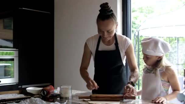 어머니와 부엌에서 피자를 만들기 반죽을 만든다 — 비디오