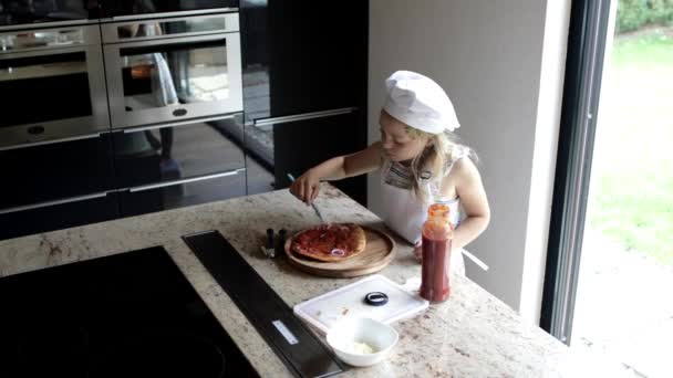 Μικρό Κορίτσι Μαγείρεμα Πίτσα Στο Σπίτι Κουζίνα — Αρχείο Βίντεο