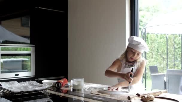 Mała Dziewczynka Robi Ciasto Pizzę Kuchni Domowej — Wideo stockowe