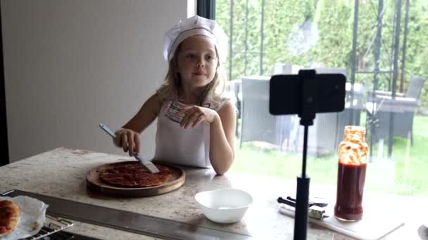 Kleines Mädchen Kocht Pizza Und Macht Video Auf Smartphone Für — Stockvideo