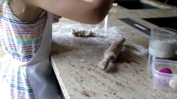 Menina Fazendo Massa Para Pizza Casa Cozinha — Vídeo de Stock