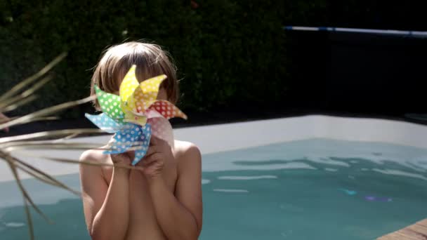 Niño Jugar Con Rueda Viento Cerca Piscina — Vídeo de stock