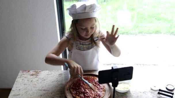 Μικρό Κορίτσι Μαγείρεμα Πίτσα Και Λήψη Βίντεο Στο Smartphone Για — Αρχείο Βίντεο
