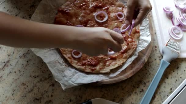 Menina Cozinhar Pizza Casa Cozinha — Vídeo de Stock