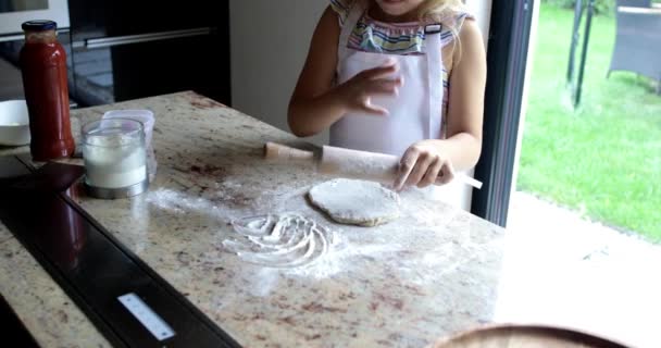 Gadis Kecil Membuat Adonan Untuk Pizza Dapur Rumah — Stok Video