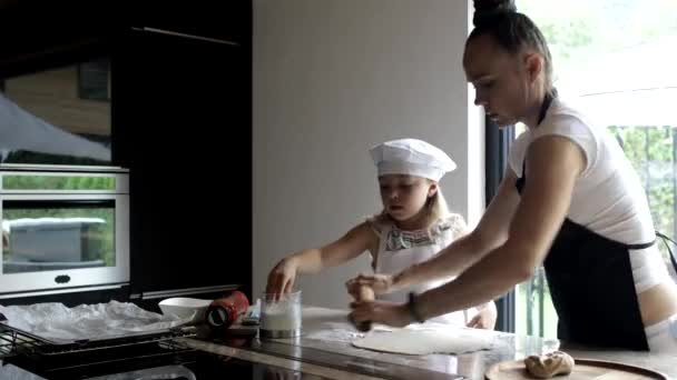 Mama Córka Robią Ciasto Pizzę Kuchni Domowej — Wideo stockowe