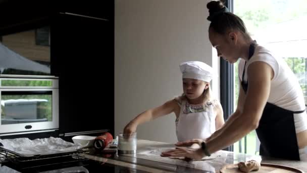Mama Córka Robią Ciasto Pizzę Kuchni Domowej — Wideo stockowe