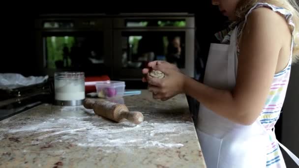 Menina Fazendo Massa Para Pizza Casa Cozinha — Vídeo de Stock