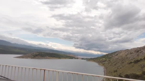 Widok Piękny Górski Krajobraz Rzeki Samochodu Moście Chorwacji — Wideo stockowe