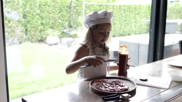 Μικρό Κορίτσι Μαγείρεμα Πίτσα Στο Σπίτι Κουζίνα — Αρχείο Βίντεο